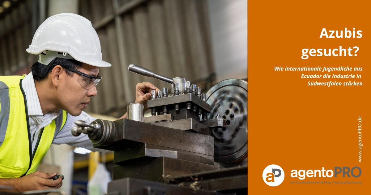 Junger Auszubildender mit Schutzhelm und Werkzeug in deutscher Werkhalle – symbolisches Bild für die Vermittlung technischer Ausbildungsberufe an Jugendliche aus Ecuador durch agentoPRO in Südwestfalen